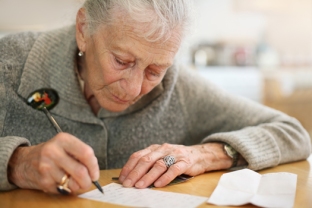 anciana escribiendo
